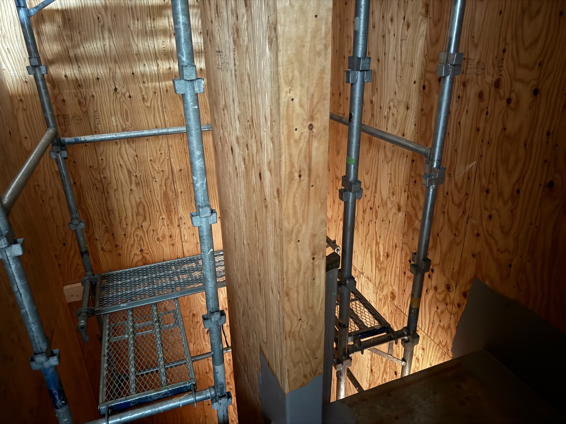 【足場】川口市並木にて仮設工事